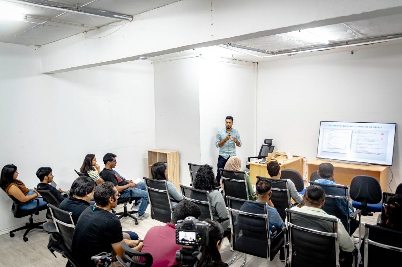 Avinesh Bundhoo presenting on Responsive Search Ads