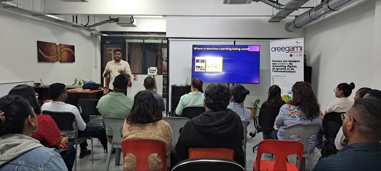 Avinesh Bundhoo presenting on Machine Learning at Oreegami Mauritius